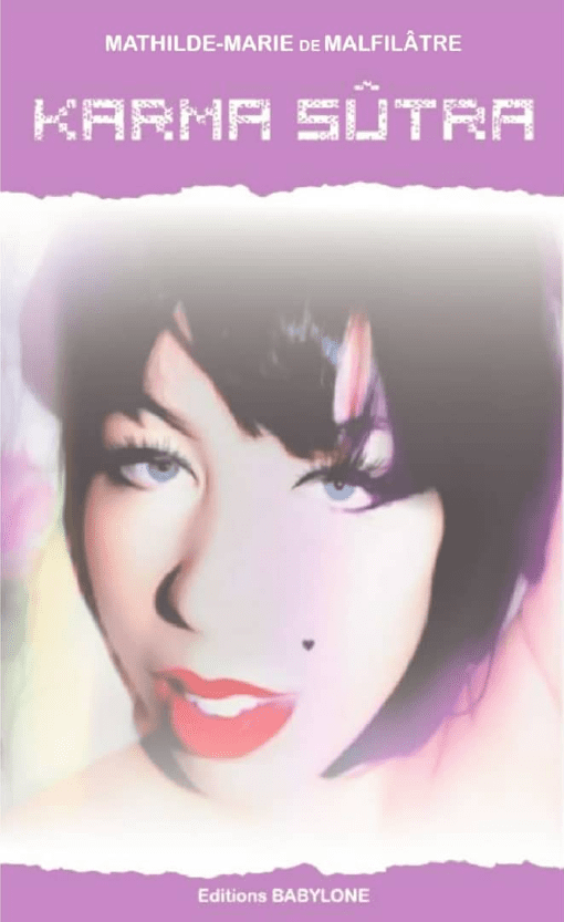Une couverture de livre pour "Karma Sutra" de Mathilde-Marie de Malfilâtre. La couverture est violette et rose avec le titre écrit en lettres dorées et argentées. Au centre, un portrait de l'auteure avec un maquillage de chat, entourée d'un halo lumineux. L'ambiance est sensuelle et mystique.