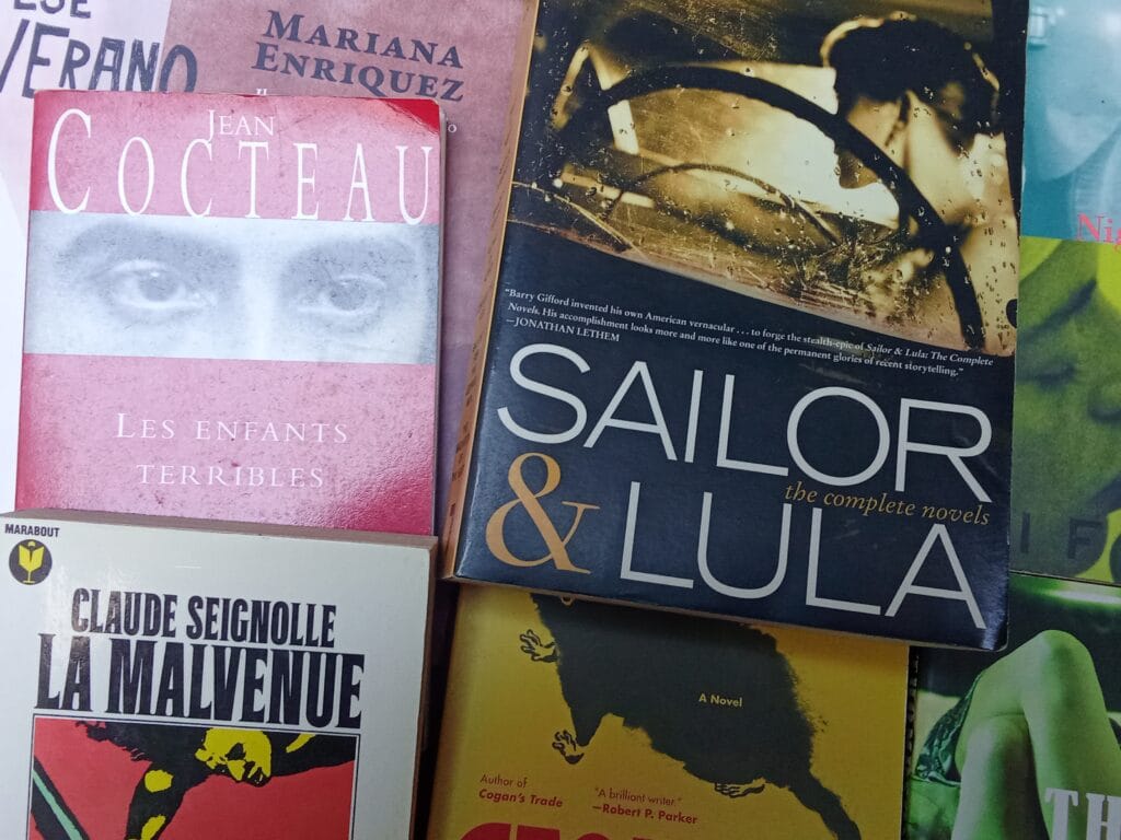 Plusieurs livres en vrac : The Complete novels Sailor & Lula, La Malvenue de Claude Seignolle, Les Enfants terribles de Jean Cocteau, un roman de Mariana Enriquez...