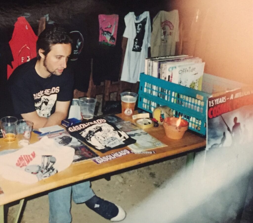 Stéphane Péna à l'époque où il oeuvrait comme roadie pour des groupes de punk, tenant une boutique de merch.